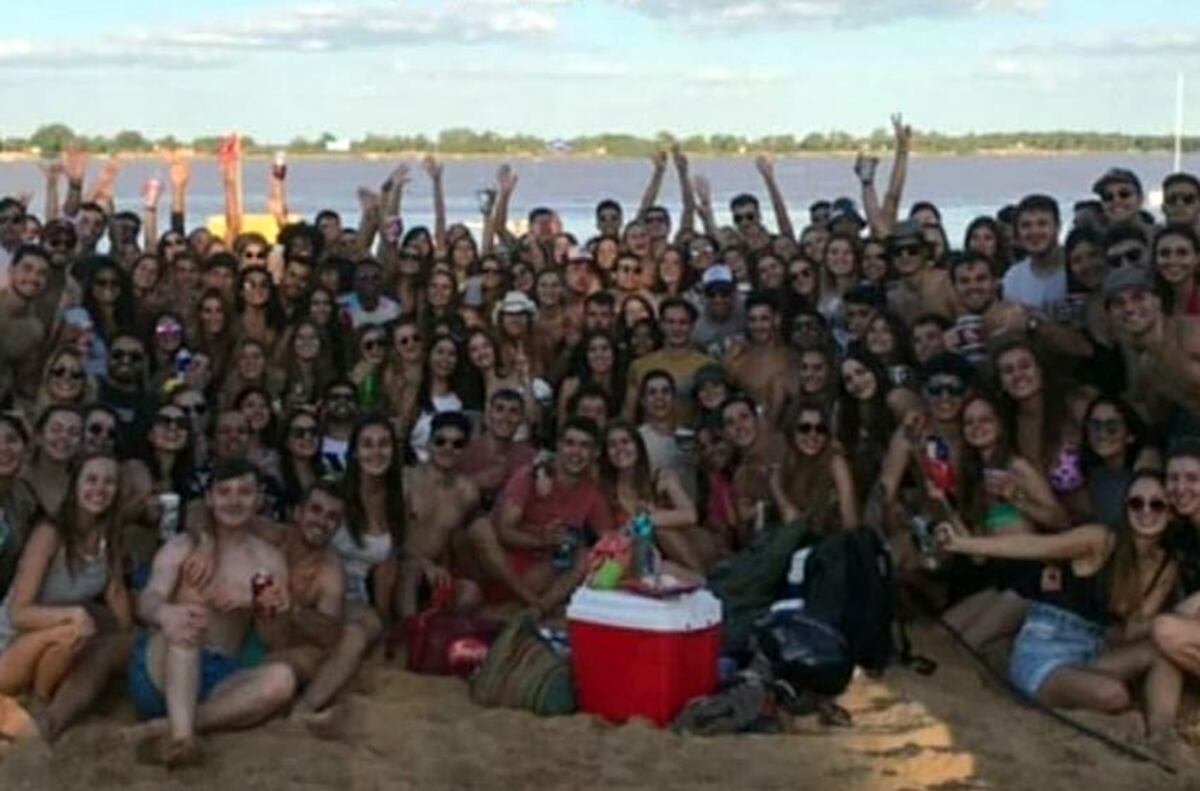 200 futuros médicos de Rosario armaron un festejo en la playa sin barbijos ni distanciamiento