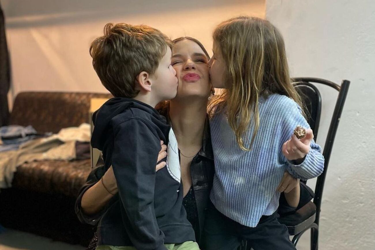 Marcela Kloosterboer y sus hijos, Juana y Otto.