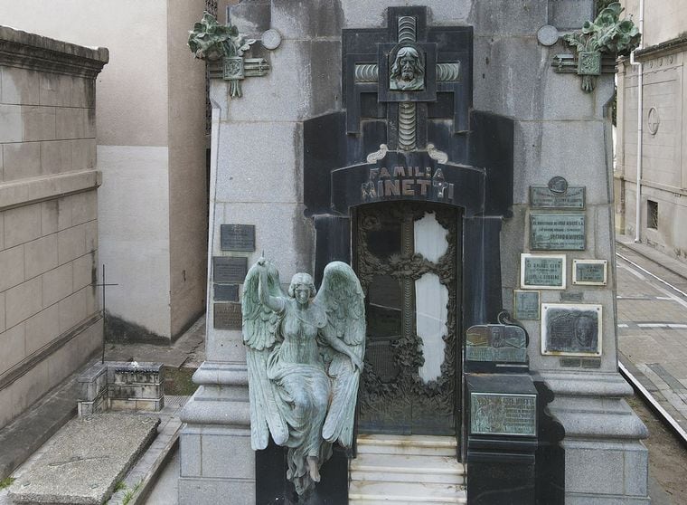 La familia Minetti, en el cementerio San Jerónimo.