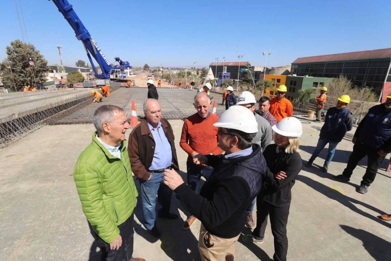 El gobernador Juan Schiaretti supervisó la obra del viaducto en barrio Villa El Libertador. (Gobierno de Córdoba)