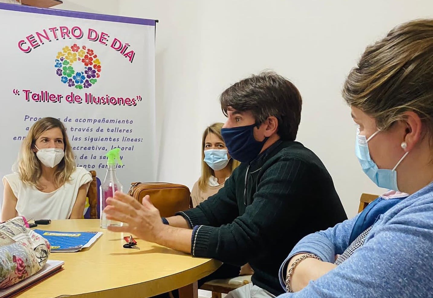 Precandidatos del PRO en el Centro de Día "Taller de Ilusiones" y en las Escuelas 21 y 27