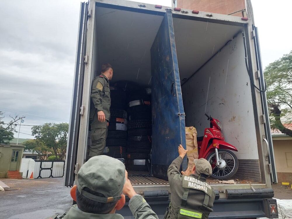 Secuestran contrabando de neumáticos en Posadas.