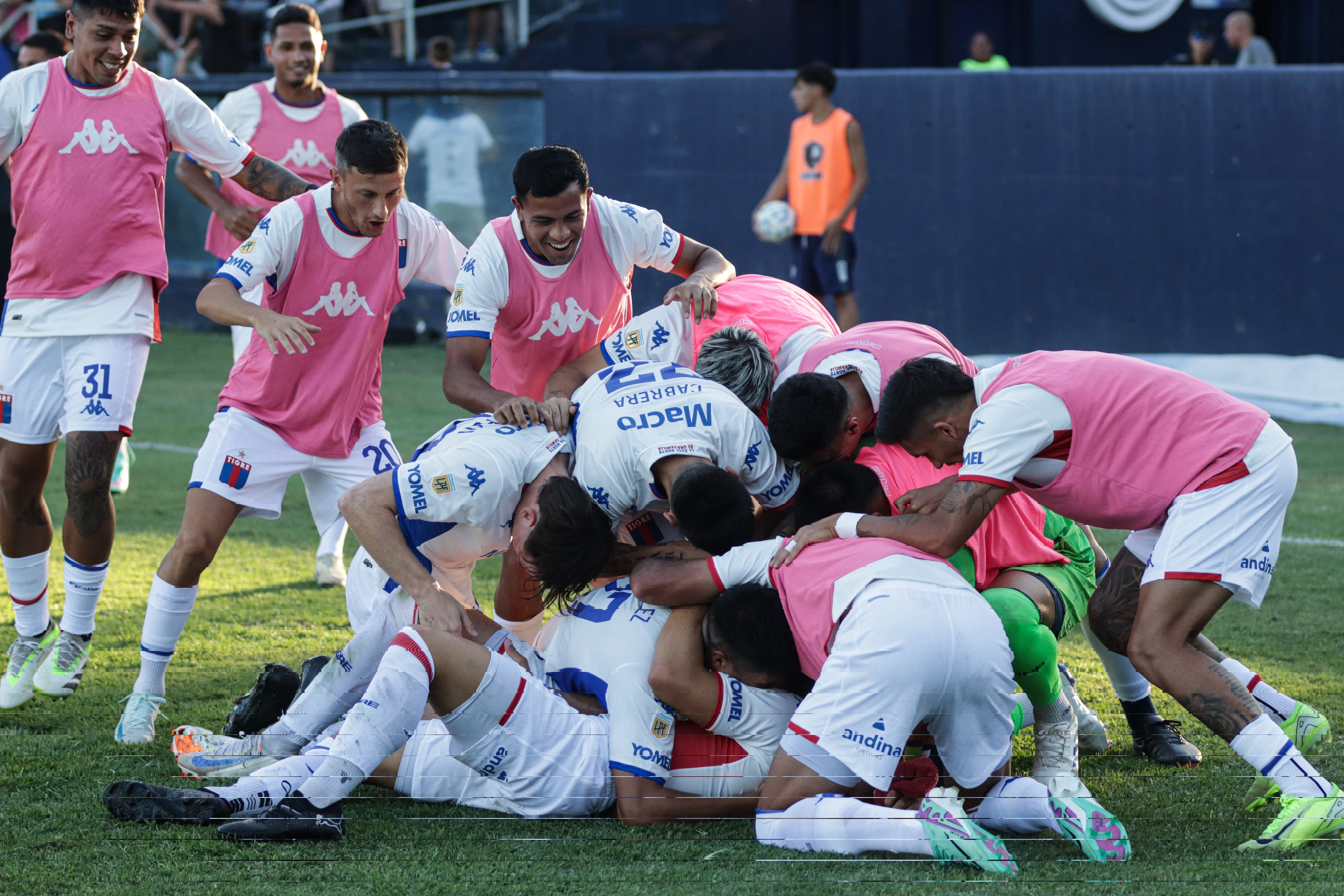 Tigre goleó a Independiente Rivadavia de Mendoza en la sexta jornada del Torneo Apertura de la Liga Profesional. David Romero (por duplicado), Ignacio Russo y Matías Valenti (en contra) anotaron los goles del encuentro. (Prensa Tigre).