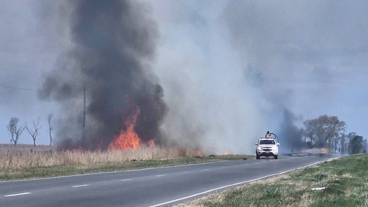 Incendio sobre banquina, que provocó el corte total de ruta.