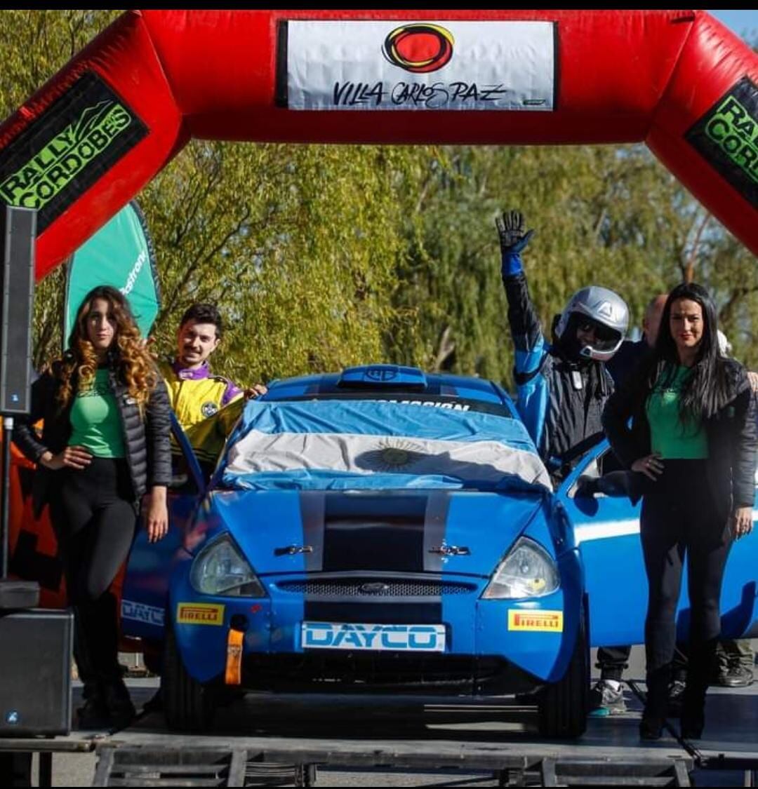 El Rally Cordobés se lució en Carlos Paz, cuarta fecha. En la imagen, larga Edgardo Zeheiri junto a Gabriel De Filippis y el Piratita, el auto identificado con Belgrano dentro del certamen.