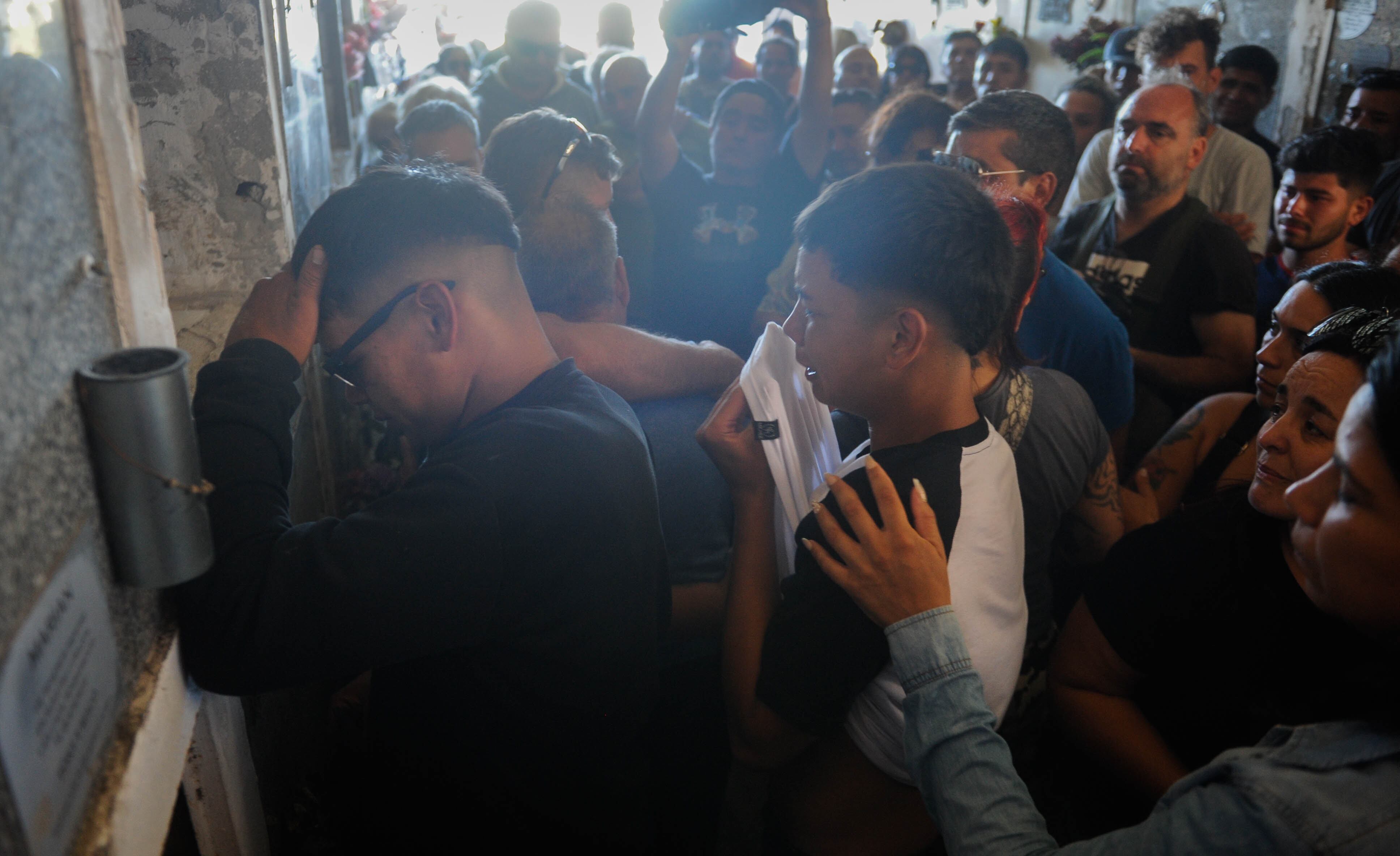 Santa Teresita  FAMILIARES DE LA VICTIMA
cementerio velatorio
Aesinato del joven Tomás Tello Ferreyra

Foto Federico Lopez Claro