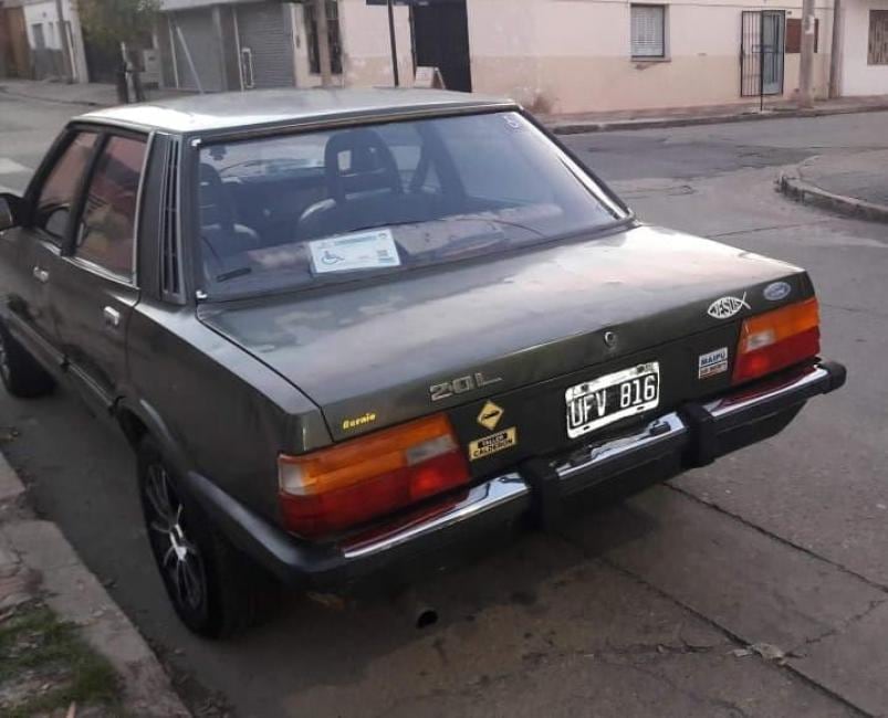 El auto de Patricia. Un Ford Taunus verde con llantas originales. (Gentileza)