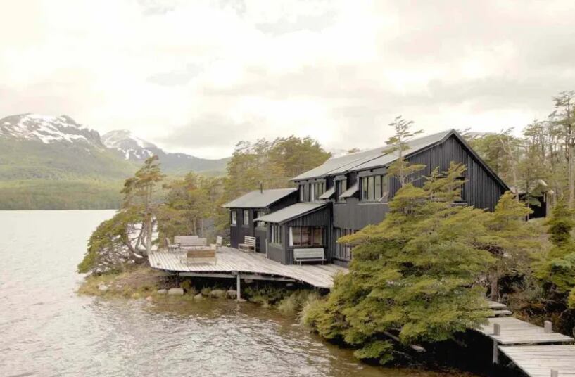 Cómo es y cuánto cuesta la espectacular cabaña en donde Margot Robbie disfruta de la Patagonia Argentina