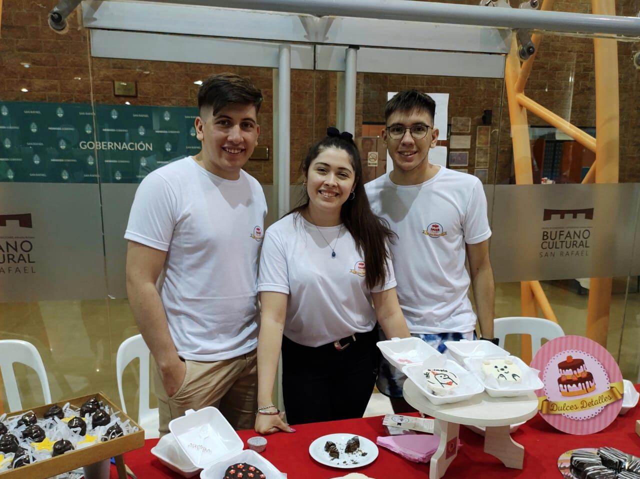 Yas y sus hermanos César y Carim, quienes ayudan a la joven a realizar los pedidos de Dulces Detalles.