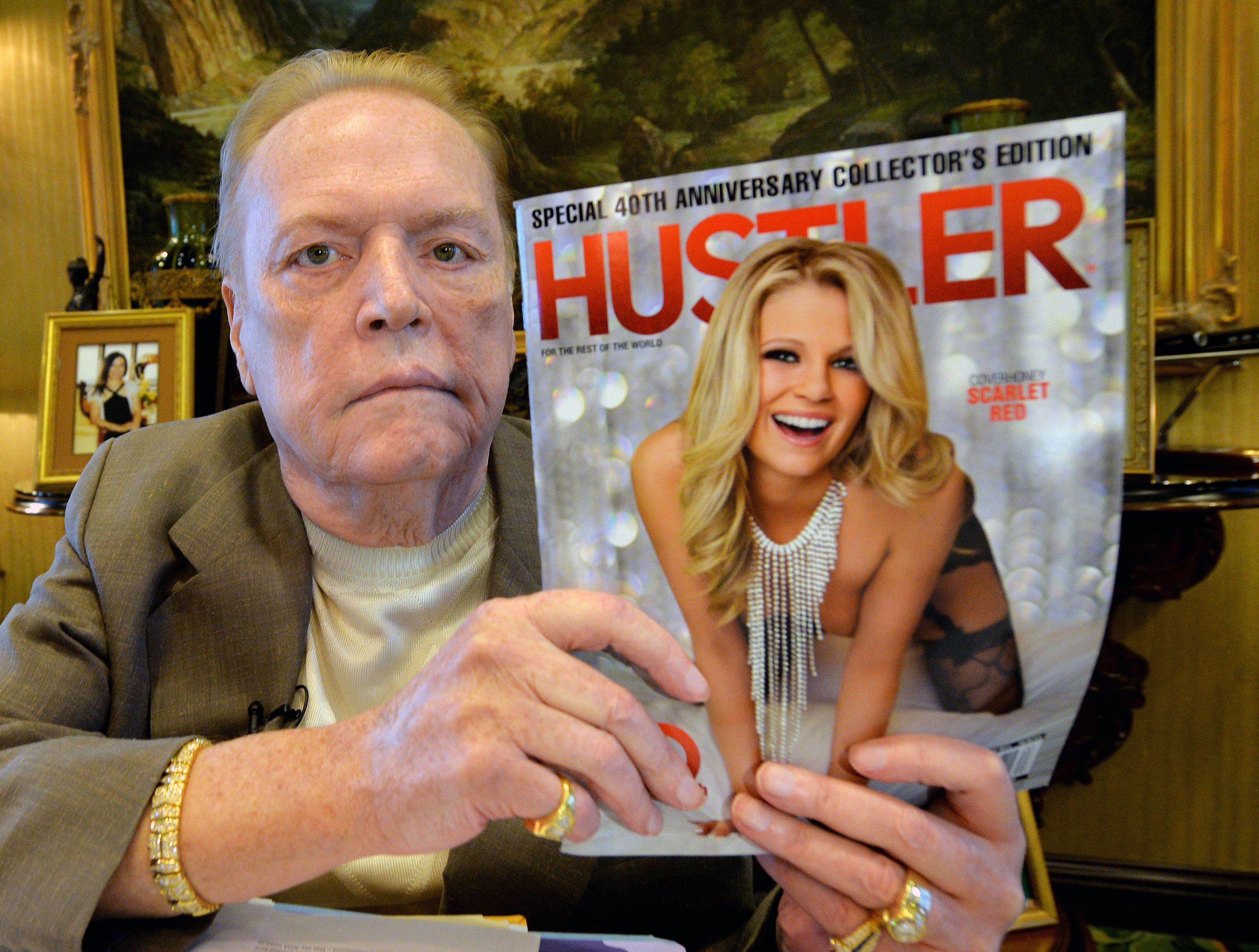 El magnate del porno Larry Flynt posa con un número de la revista Hustler. (Foto: MARK RALSTON / AFP)