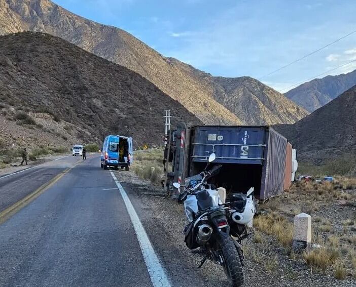 Volcó un camión en la Ruta 7 y hubo dos heridos.