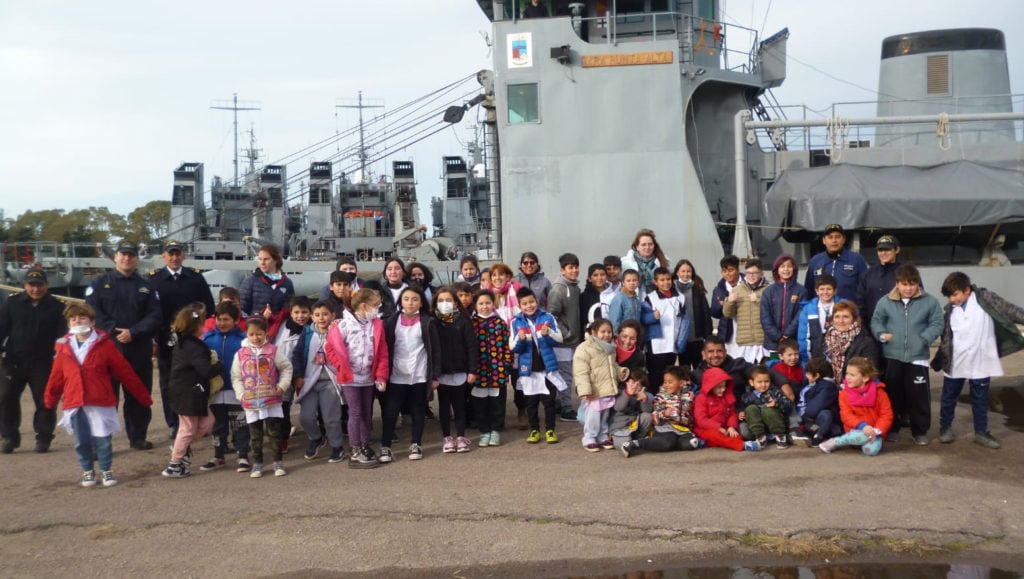 El buque ARA “Punta Alta” recibió la visita de su escuela apadrinada