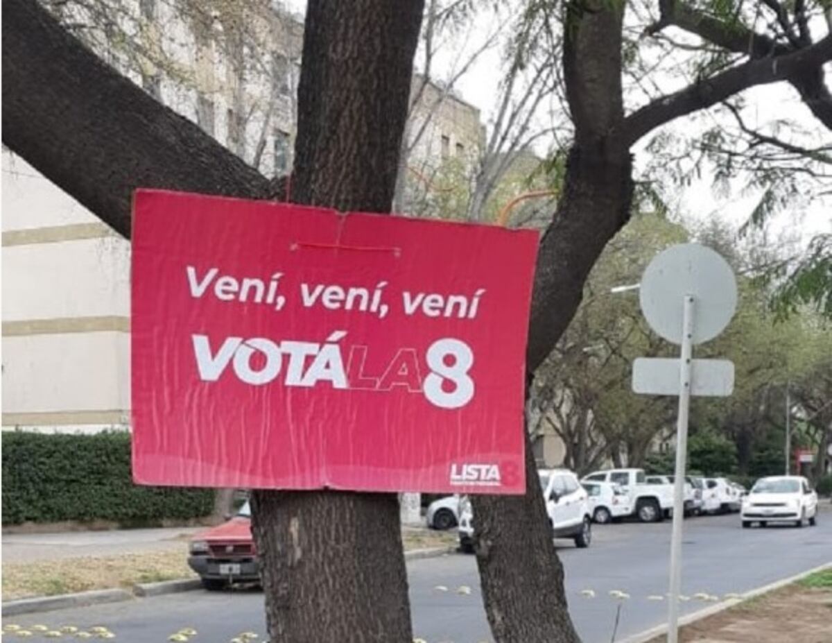 Multaron a agrupación política por fijar carteles en los árboles