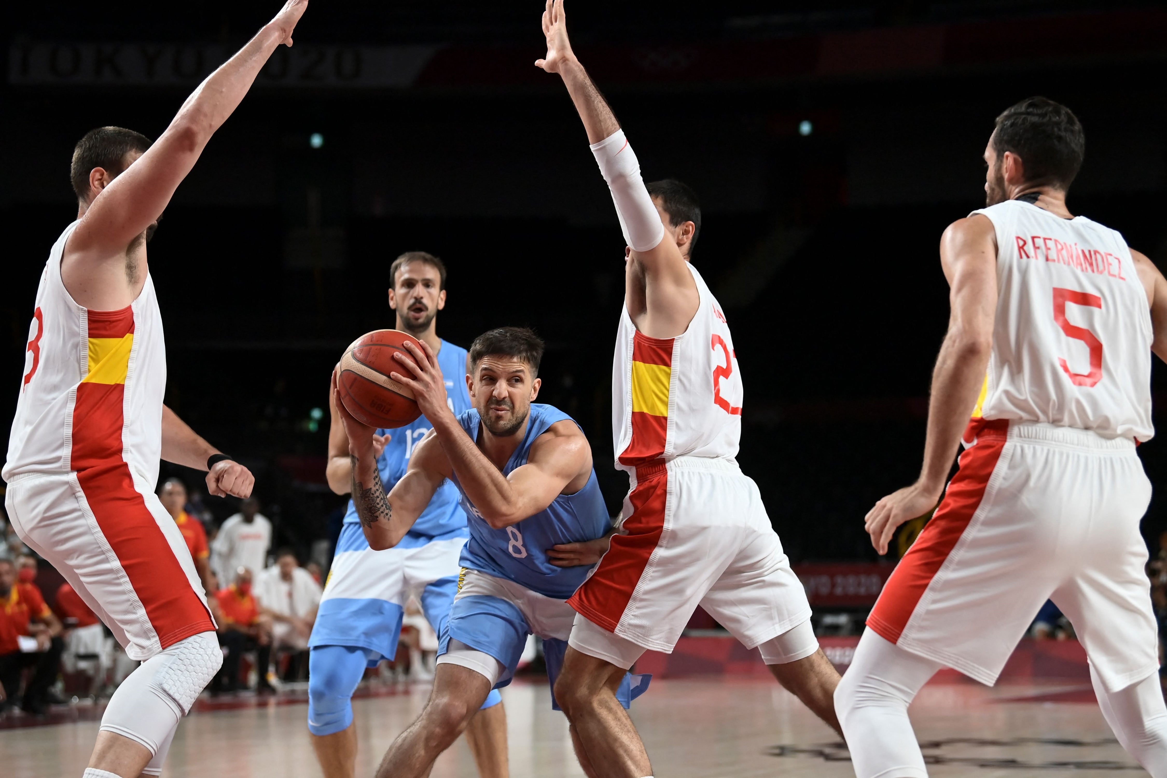 La selección argentina de básquetbol se mide ante España.