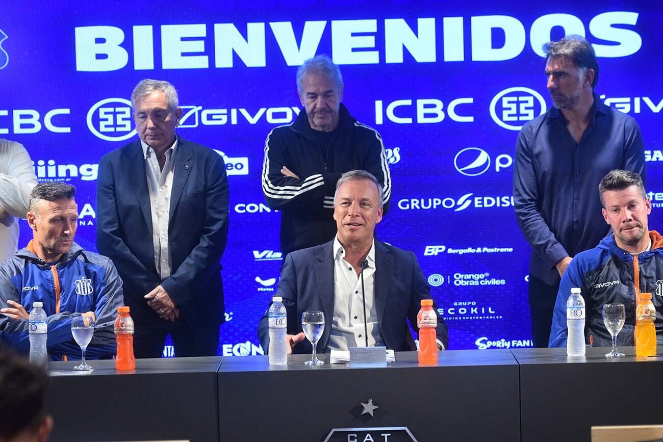 Andres Fassi presentó al nuevo técnico del club Atlético Talleres Walter Ribonetto . (Pedro Castillo / La Voz)