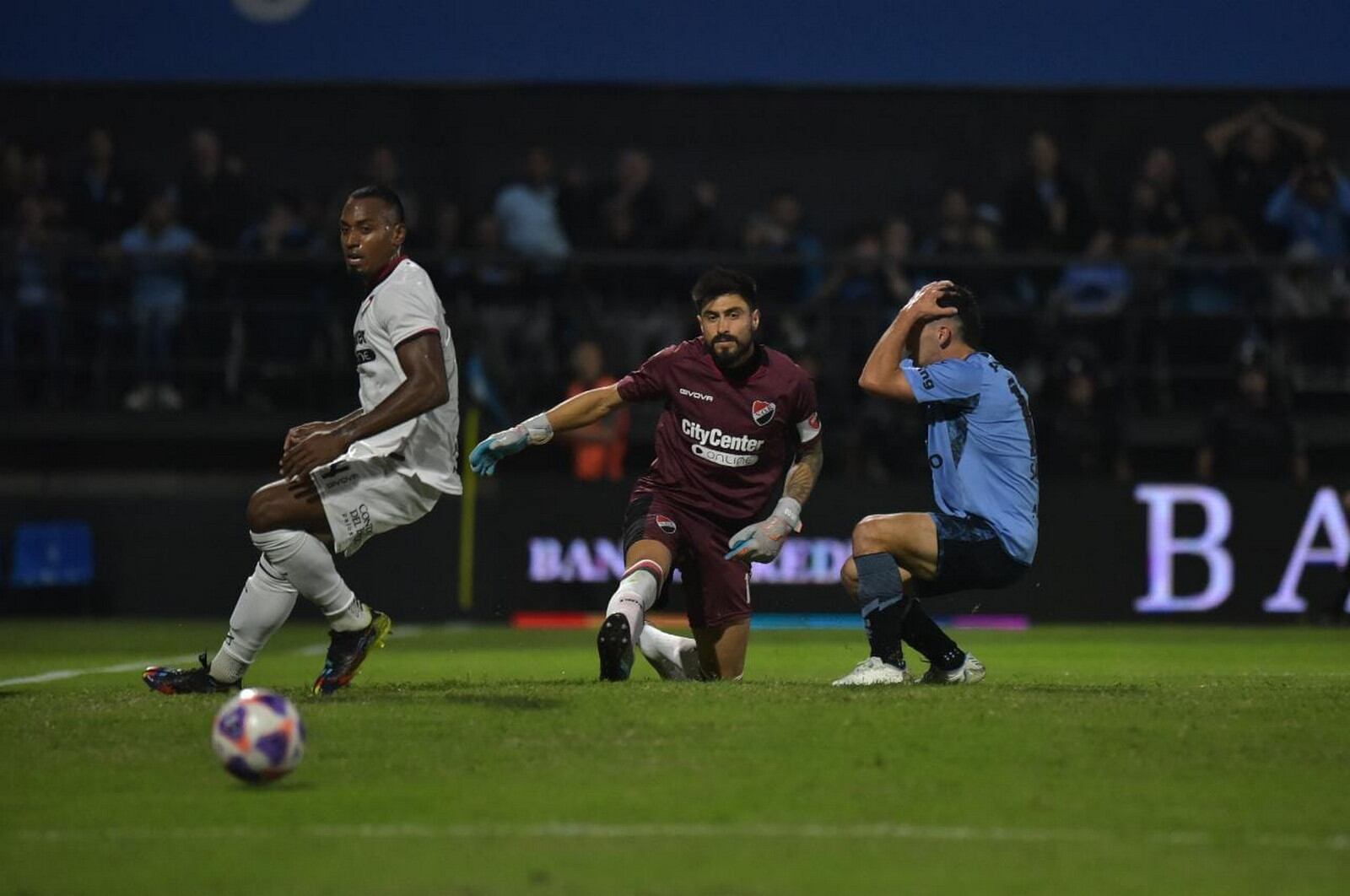 Con un golazo de Vegetti, Belgrano vence 1 a 0 a Newell’s en el Gigante de Alberdi. (Facundo Luque / La Voz)