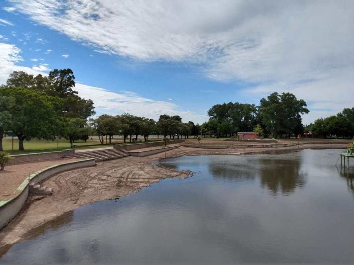 Aparecieron manchas de aceite de grandes dimensiones en el Balneario