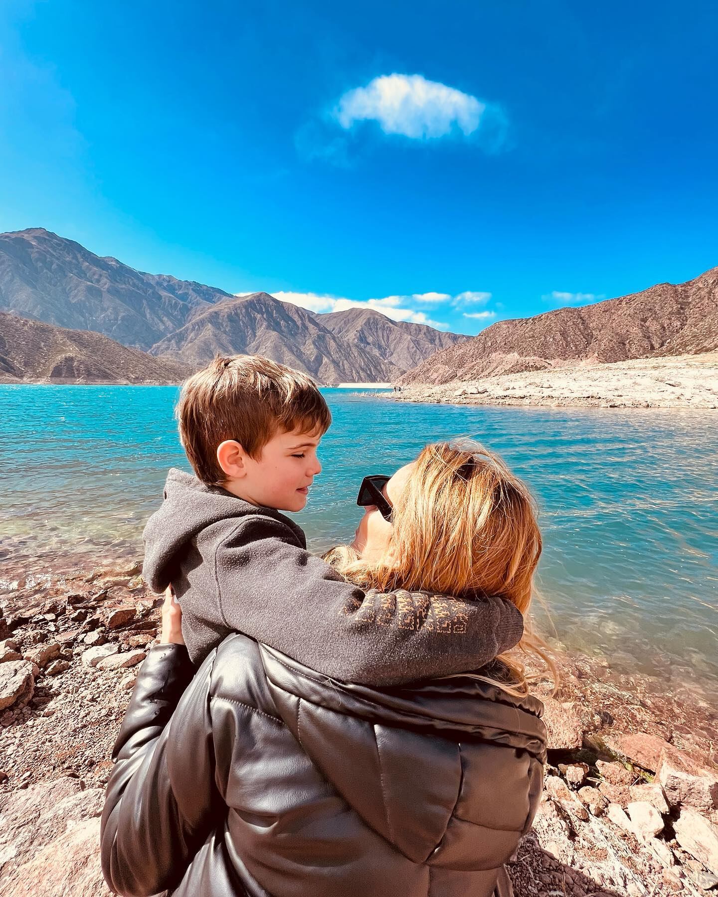 Sabrina Rojas y sus hijos en Mendoza.