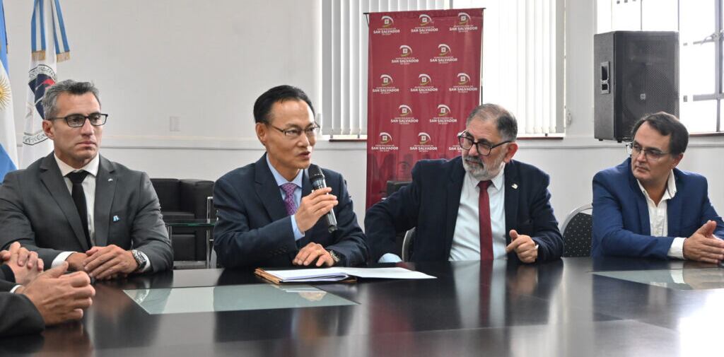 En visita a la Municipalidad capitalina, el embajador Lee expresó su gratitud por el recibimiento que tuvo en Jujuy. A la derecha, el intendente Raúl Jorge y el presidente del Concejo Deliberante, Lisandro Aguiar, escuchan sus palabras.