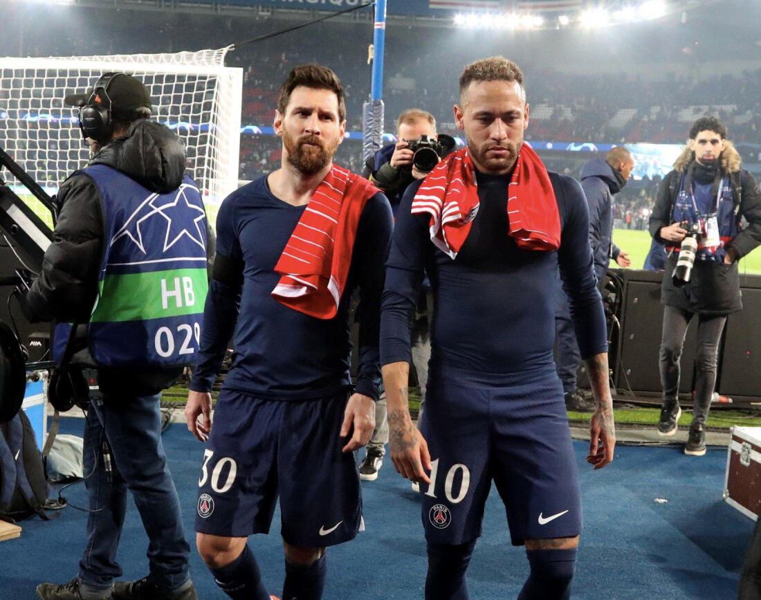 Messi y Neymar de cara a la hinchada del PSG.