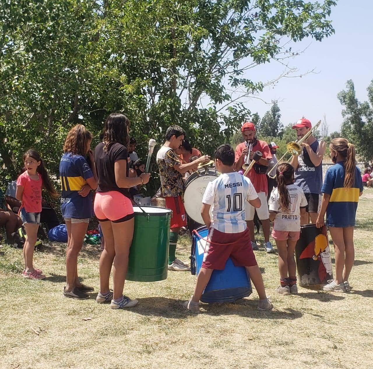 Realizan actividades de murga y fútbol, para contener a los chicos.