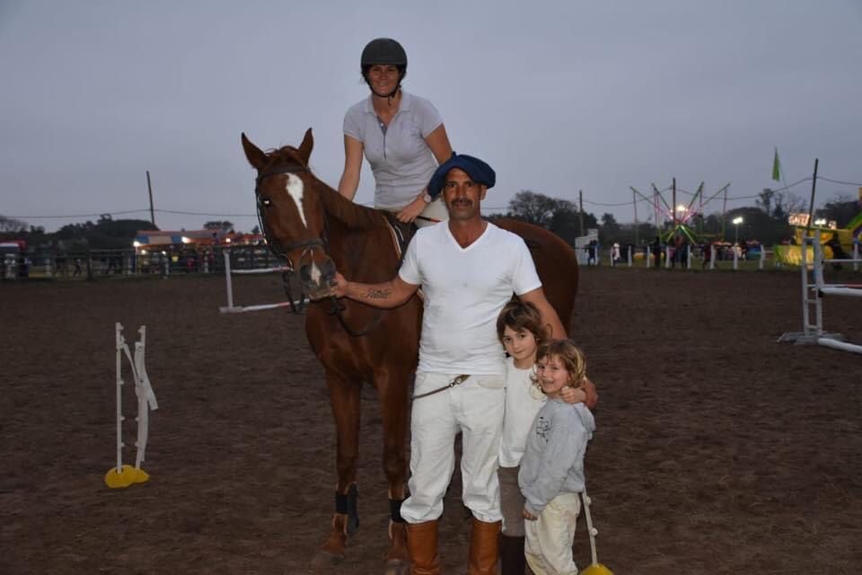 Se incendió su campo en Mercedes y juntan rifas solidarias para mantener a sus caballos.