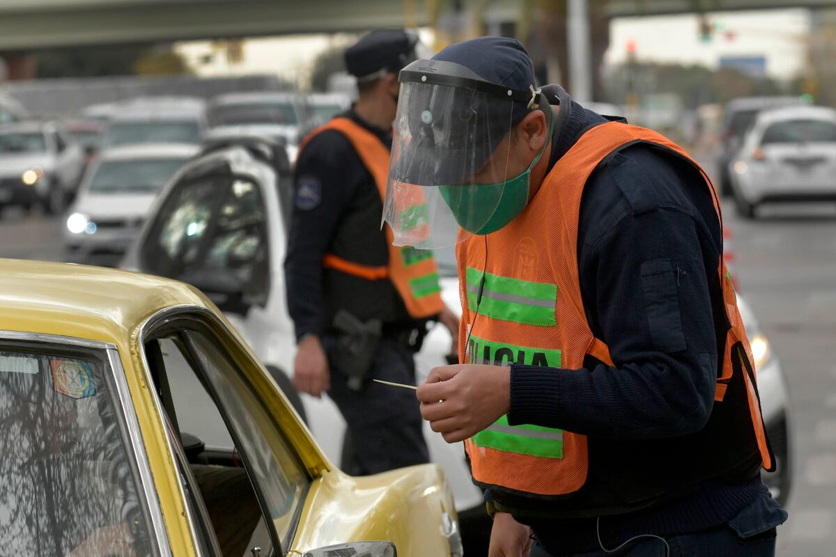 Procesaron a 26 personas por violar las restricciones el primer día