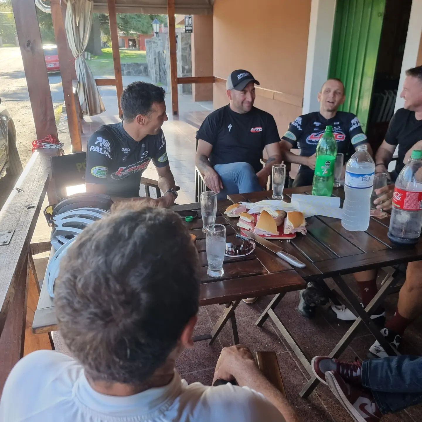 Scaloni y el grupo comiendo en el Almacen de Quito.