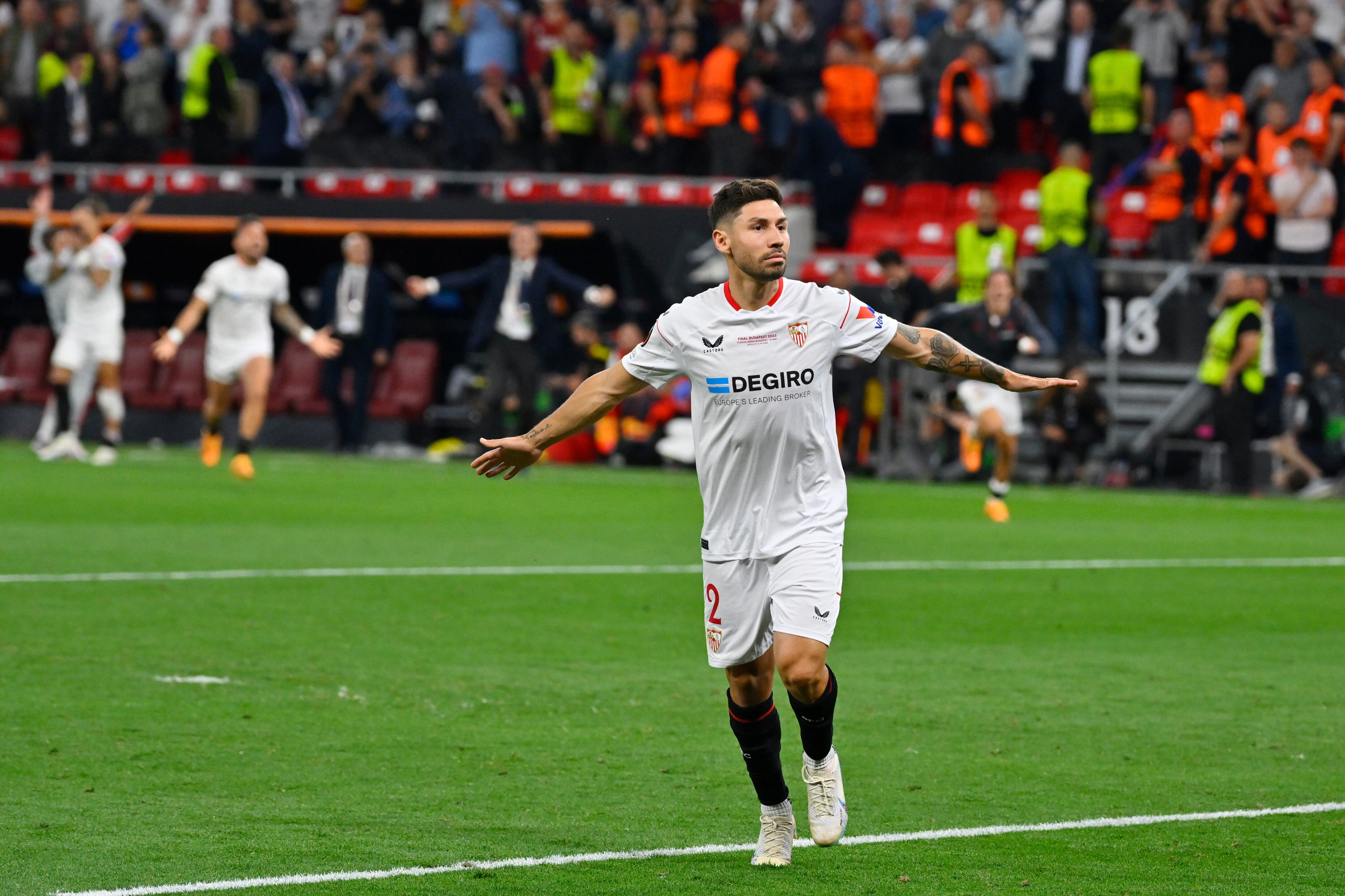 Gonzalo Montiel viene de ser campeón con su equipo, el Sevilla, de la Europa League. Foto: AP / Denes Erdos.