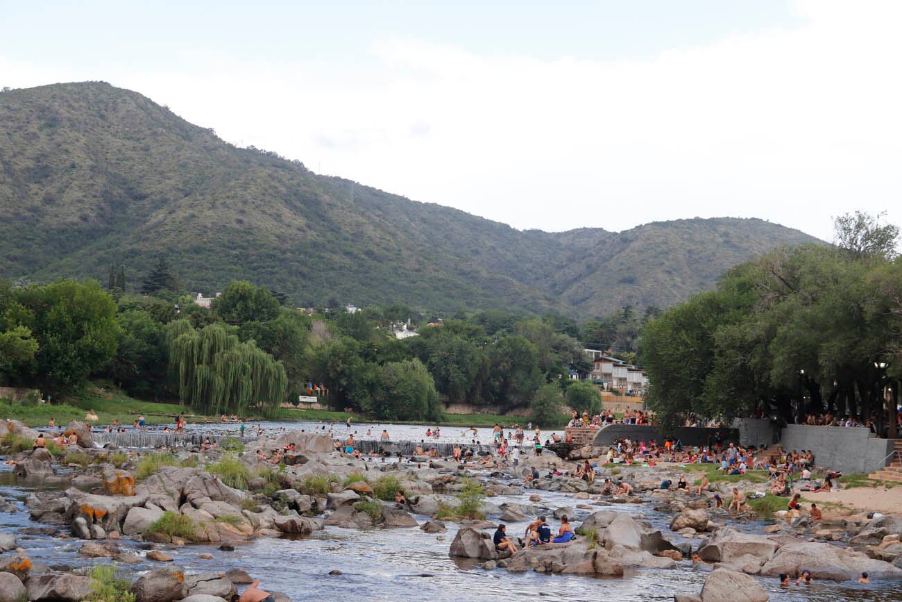 Turismo en Carlos Paz. Playa de Oro. (La Voz)