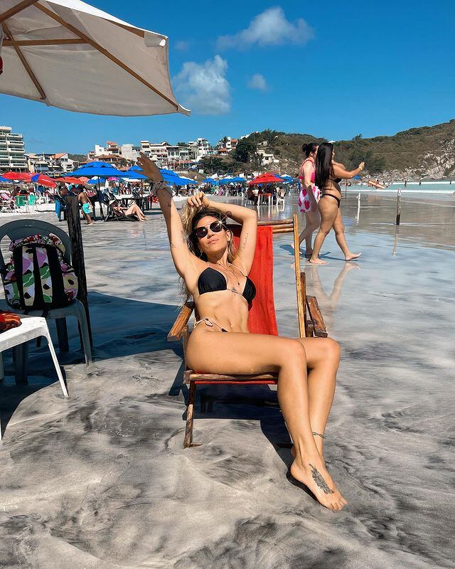 Jimena Barón posó con su microbikini negra desde las playas de Brasil.