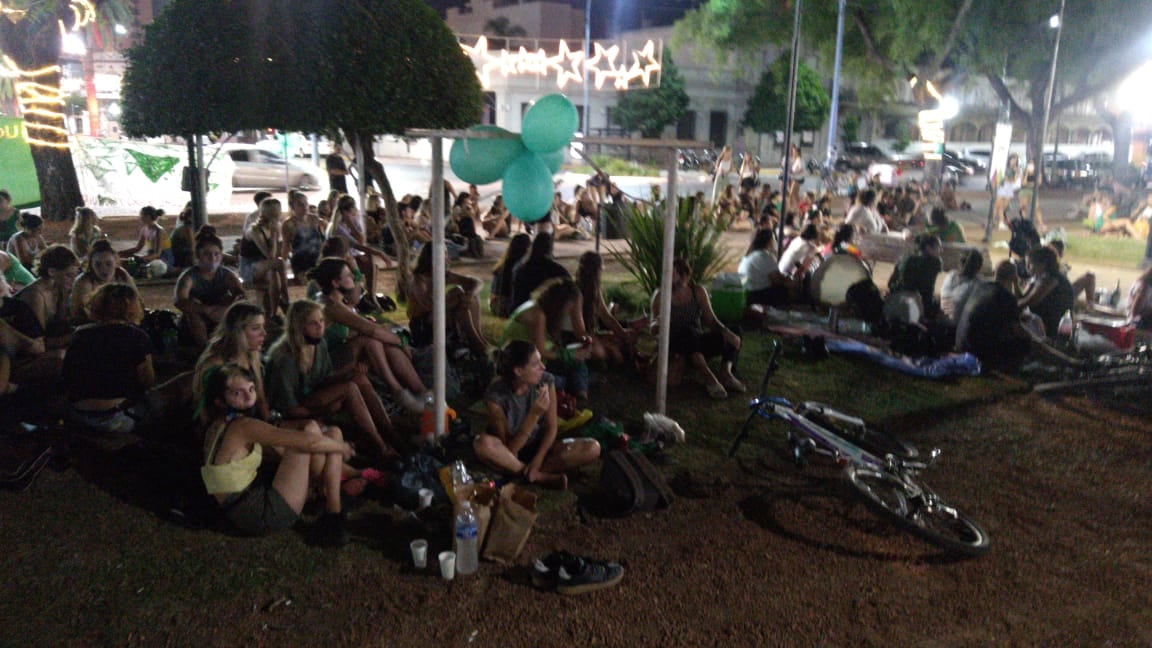 Vigilia en la Plaza 25 de Mayo de Rafaela, al aguardo de la votación de la ley del aborto (ILE)