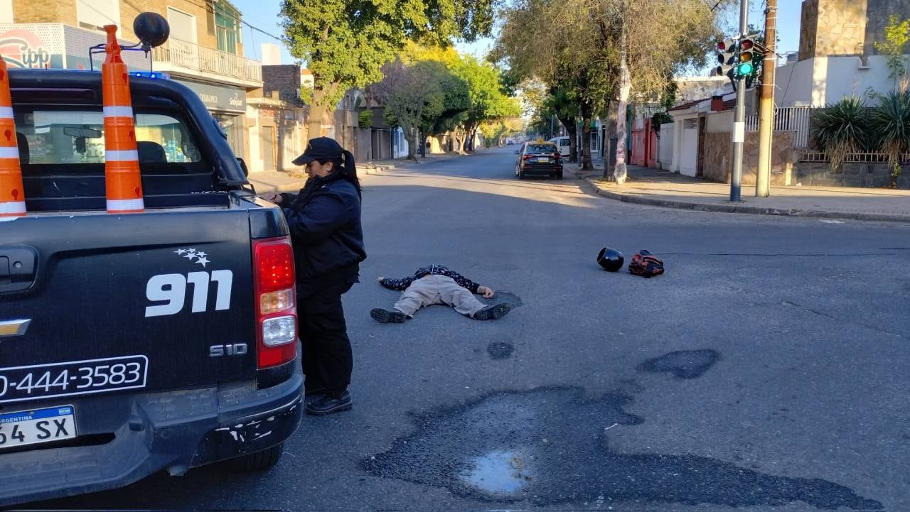 El asaltante quedó tendido en el medio de la calle y murió a primera hora de la mañana.