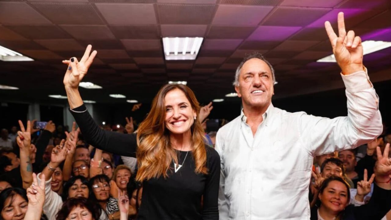 Otros tiempos: Daniel Scioli y Victoria Tolosa en un acto político juntos.