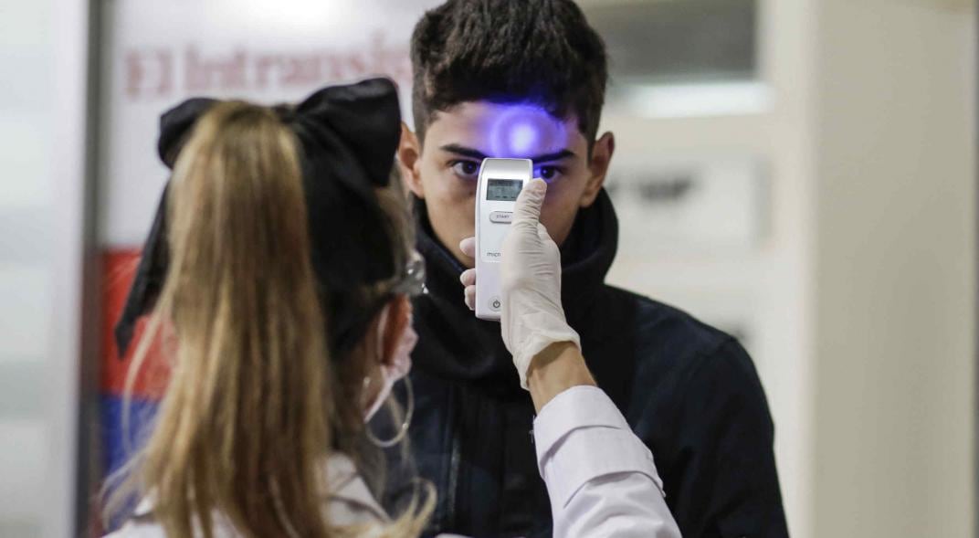 Test de temperatura por coronavirus (Télam)