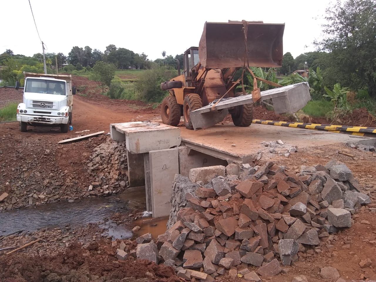 Oberá: el municipio realiza obras sobre el puente en el arroyo Mbotaby