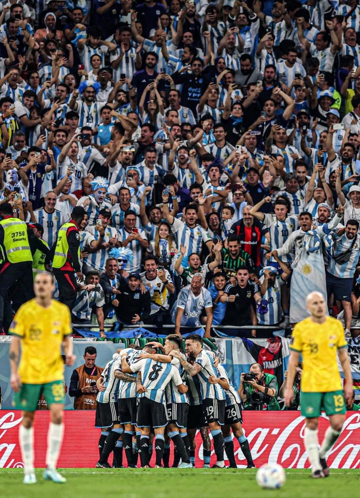 Santi gritando uno de los goles de Argentina contra Australia.