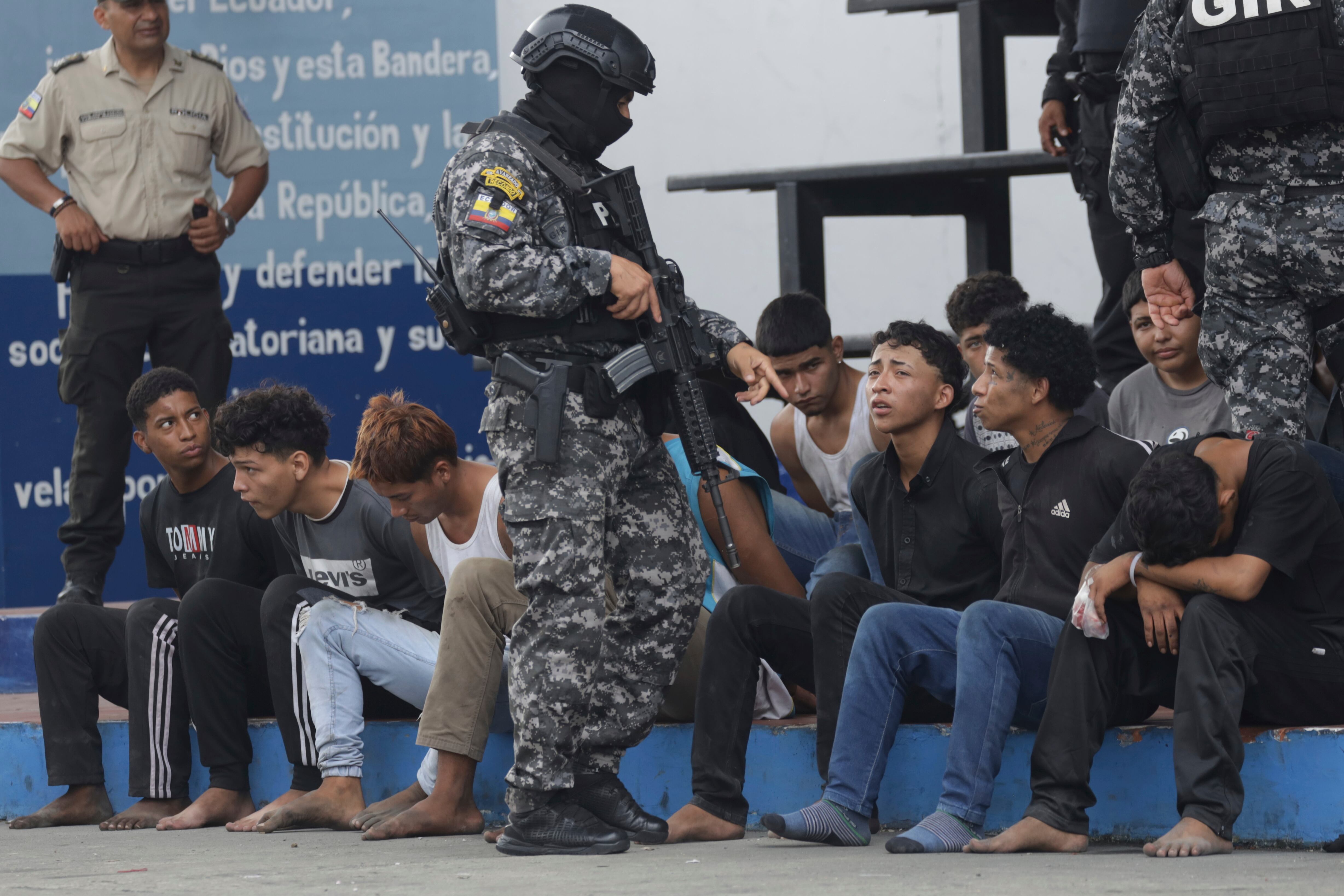 La policía presenta ante la prensa a los hombres a los que identifican como los atacantes del día anterior en el canal TC Televisión, en el cuartel modelo de la policía en Guayaquil, Ecuador, el miércoles 10 de enero de 2024. El asalto no dejó víctimas mortales el martes y las autoridades informaron de la detención de 13 personas que enfrentarán cargos por terrorismo.