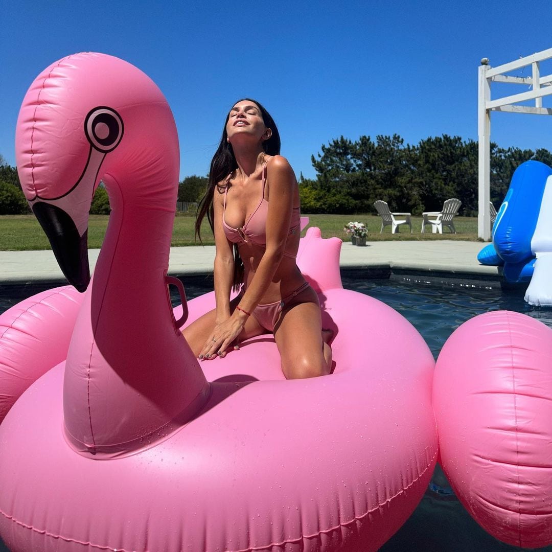 Zaira Nara en una pool party.