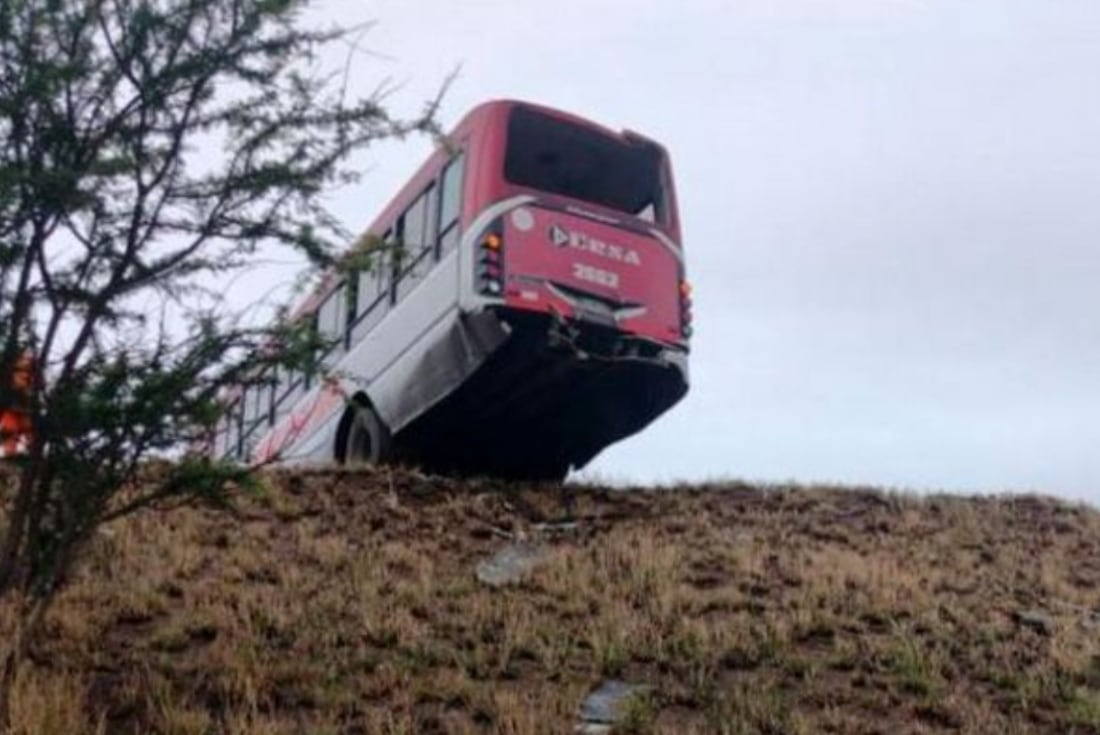 Ersa. El colectivo casi cae por el barranco.