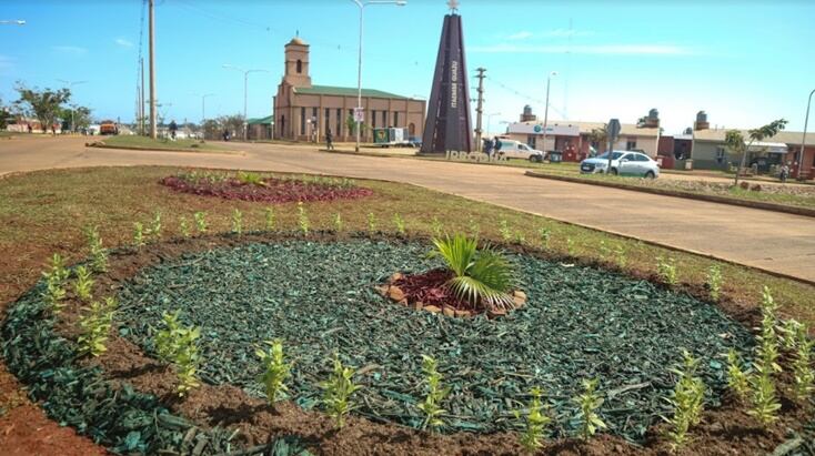 Jornada de plantación de flores en Itaembé Guazú.