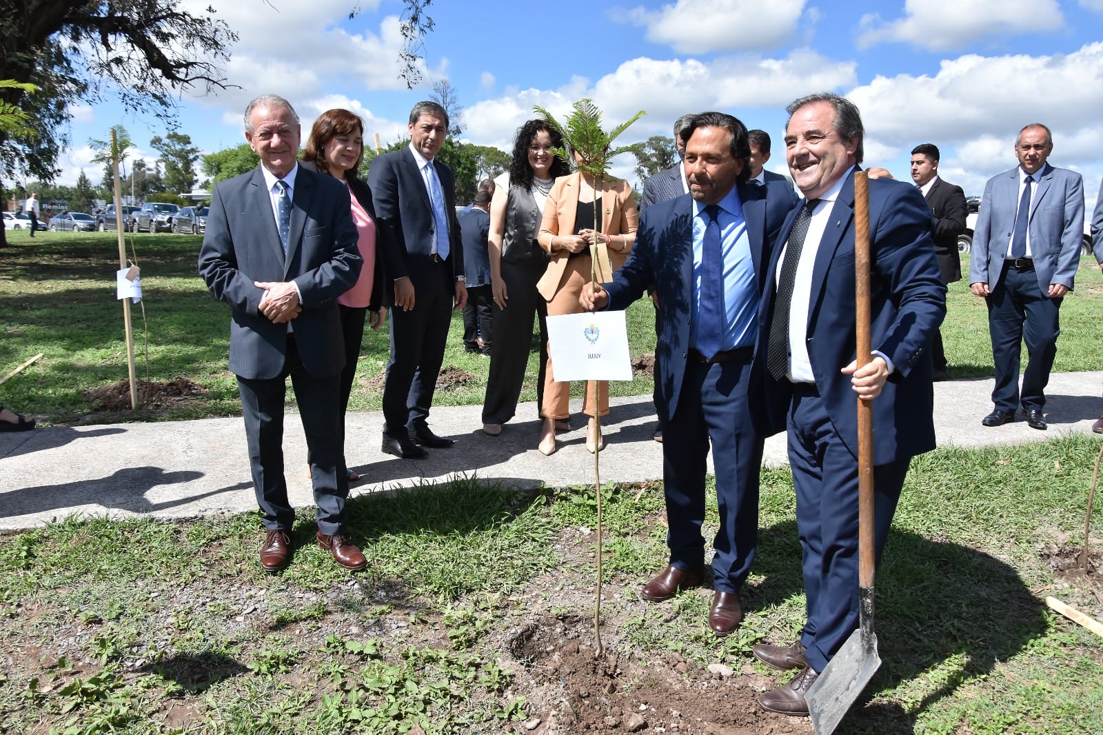 El vicegobernador de Jujuy, Alberto Bernis, junto al gobernador de Salta, Gustavo Sáenz, en el acto simbólico de plantar un árbol por cada provincia del Norte Grande, como testimonio de hermanamiento del bloque.