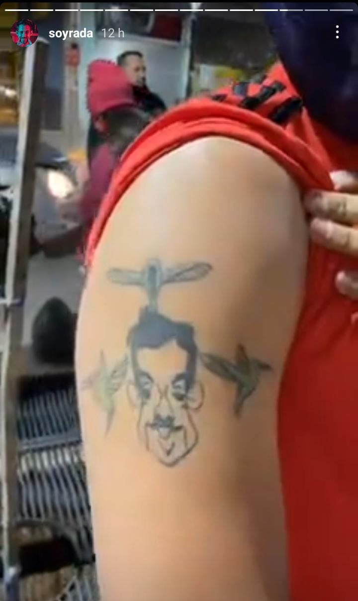 Un fan de tatuó la cara de Rada en su brazo.