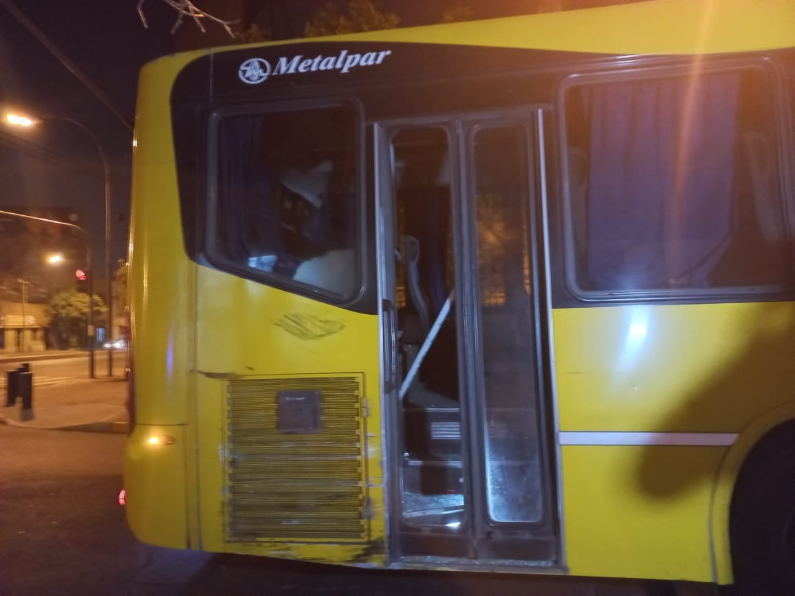 El impacto se produjo sobre la puerta trasera del colectivo interurbano.