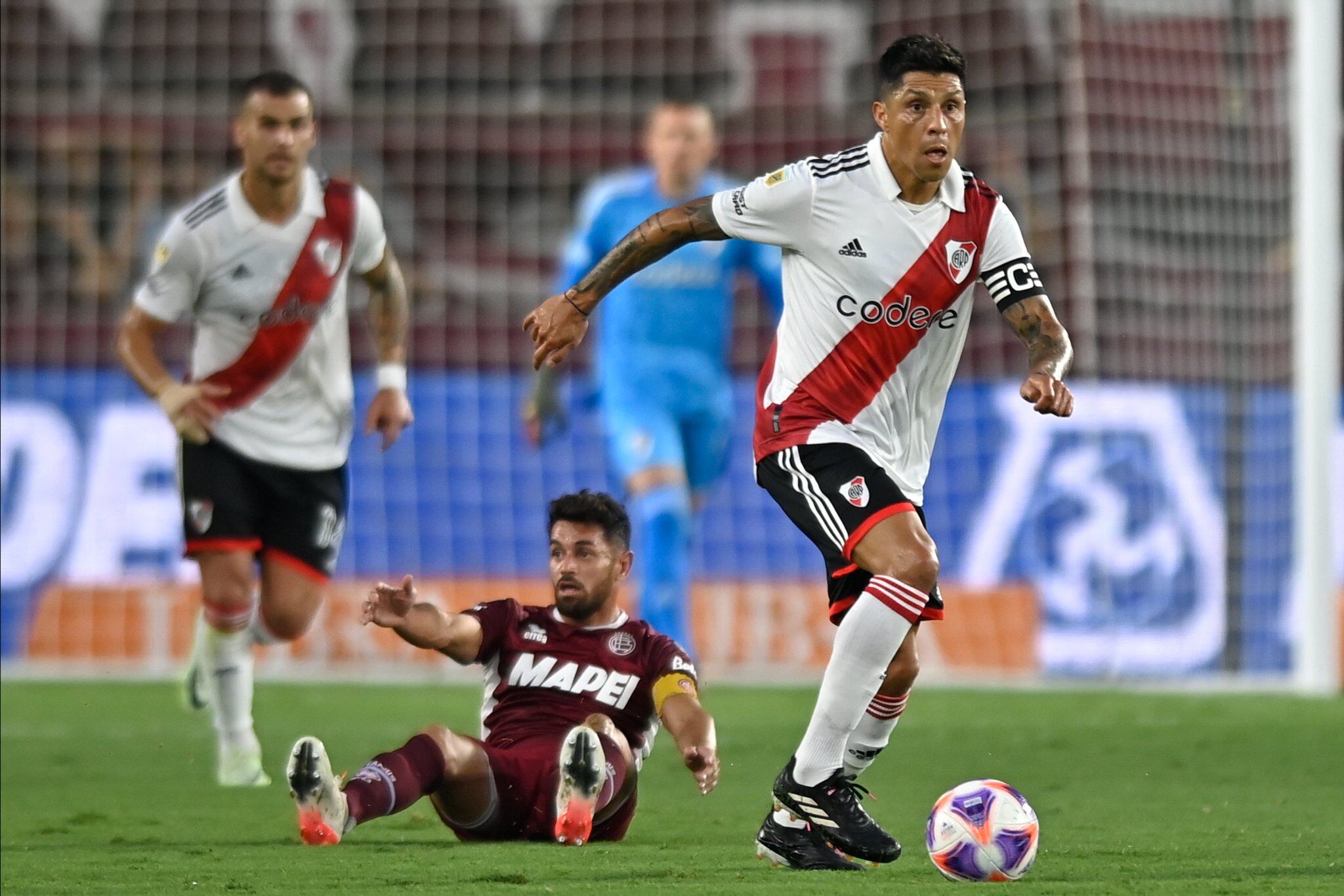 Enzo Pérez, figura de River, ante Lanús en la Fortaleza. (Prensa River).