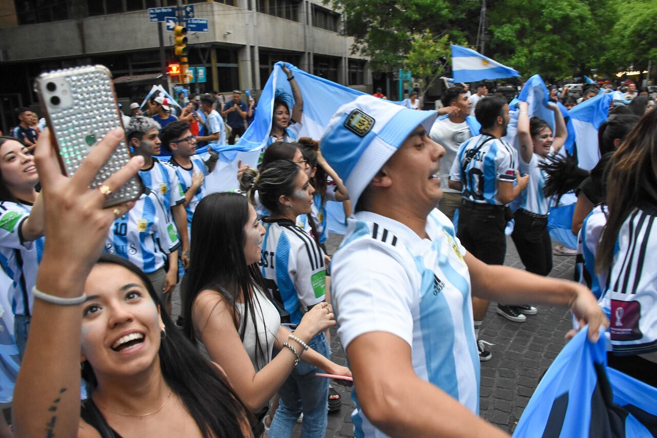 El centro de Mendoza se vistio de celeste y blanco para festejas el 2 a 0 de Argentinas  vs Mexico.