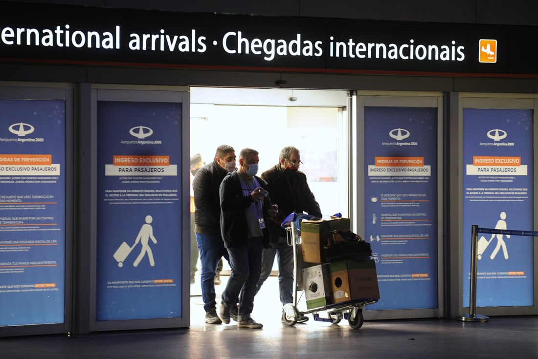 Arribo de pasajeros a Ezeiza. (Foto: Juano Tesone)