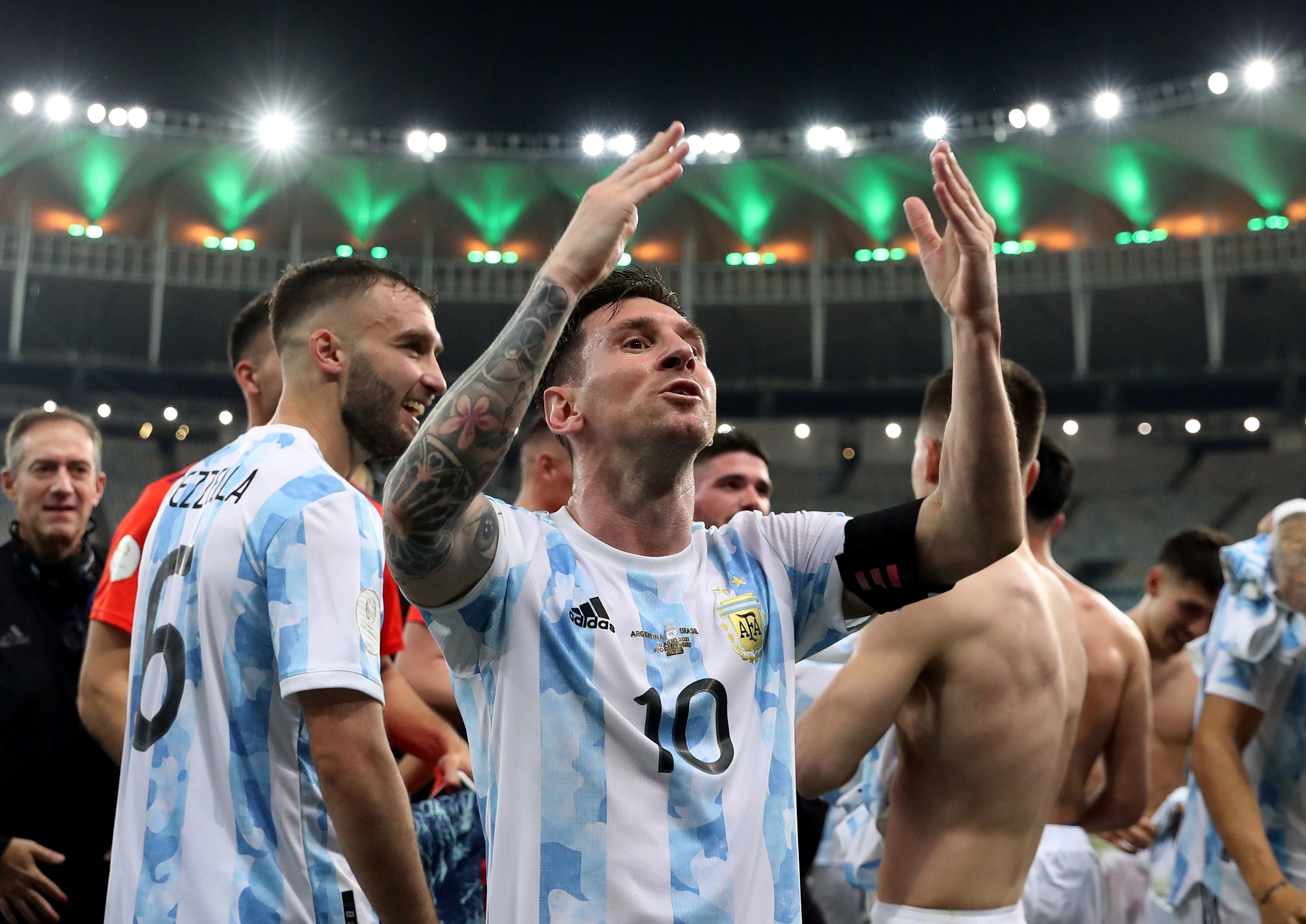 Los festejos de la Selección Argentina frente a los hinchas argentinos en el Maracaná.