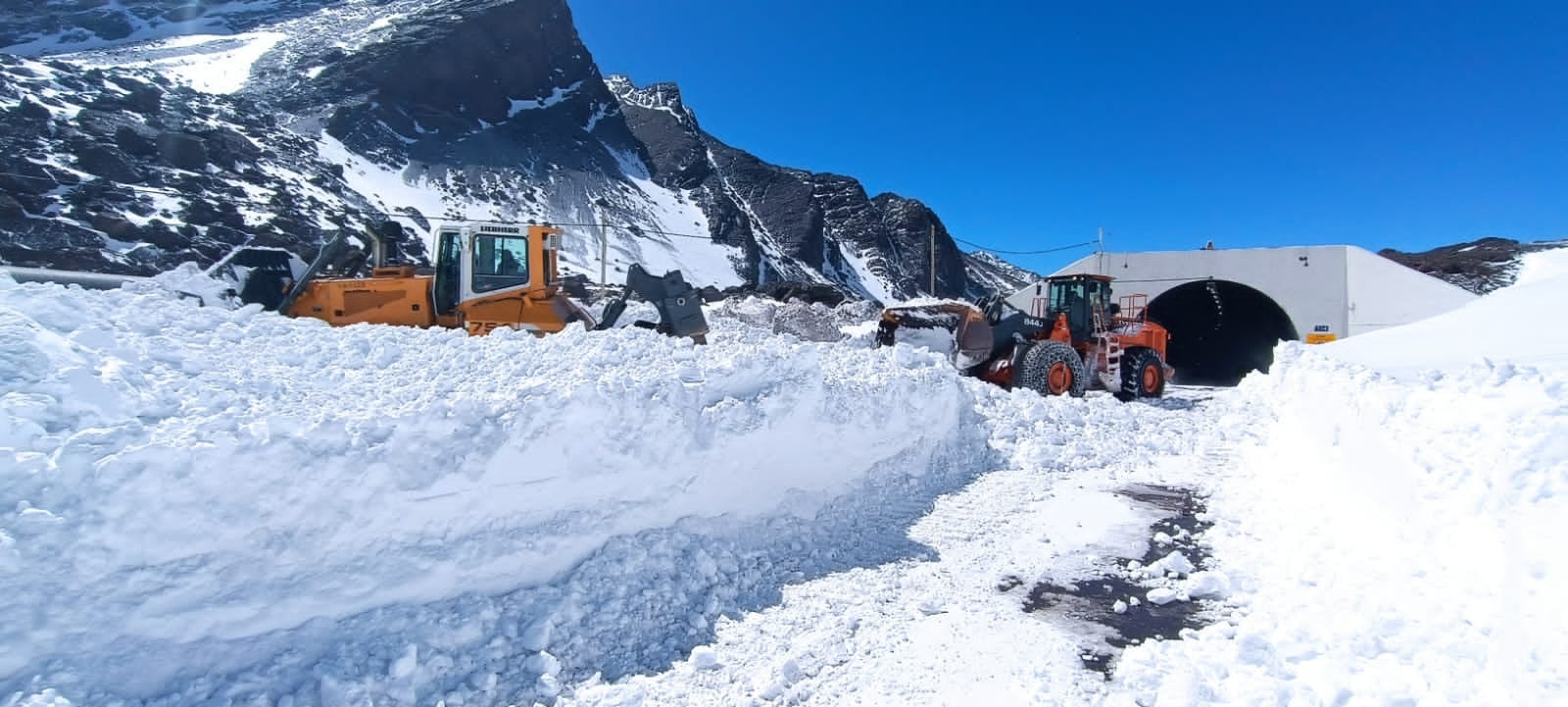 Vialidad Nacional trabajando para limpiar la ruta en Alta Montaña.