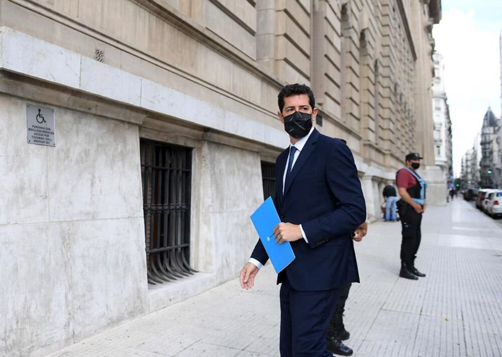 Wado de Pedro llegando a 
tribunales para participar de la 
audiencia con la Ciudad por la 
coparticipación.